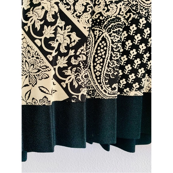 Vintage Long Sleeve Paisley Dress with Pleated Skirt Detail - Picture 5 of 16